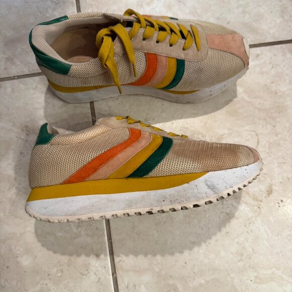 Charlotte Stone shoes says 9 but fits a us 8. - Picture 4 of 8